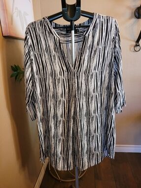 FIORI Women's Black & White Striped V-Neck Tunic Top